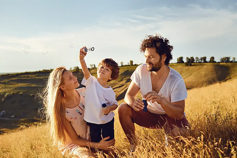 Familie ist auf einem Feld, Mutter, Vater , Sohn